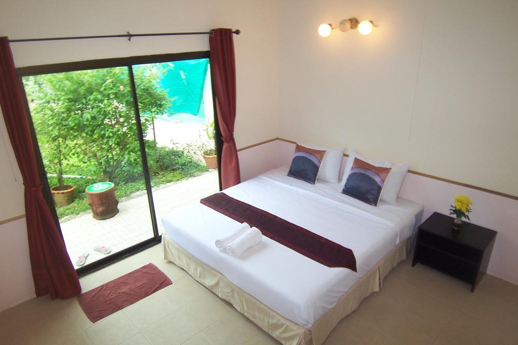 Phuket Airport Overnight Hotel Nai Yang Beach Zimmer foto